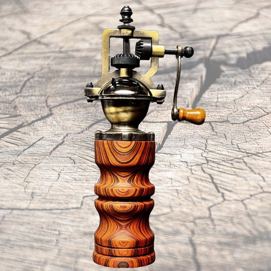 Pfeffermühlen, Pfeffermühle Cocobolo Bundle mit Sockel, Pfeffermühle und Salzmühle aus Olivenholz – Bundle, Pfeffermühle und Salzmühle aus Nussbaum – Bundle, Pfeffermühle RED DEVIL und Salzmühle – Bundle, Pfeffermühle aus Olivenholz, Rustikale Pfeffer- und Salzmühle aus Eiche, Pfeffer- und Salzmühle aus Eiche schwarz-weiss – Bundle, Pfeffermühle aus Oliven-Holz, Pfeffermühle aus Schwarznuss, Pfeffermühle und Salzmühle aus Olivenholz, Pfeffermühle Rezywood Pavone, Pfeffermühle Rezywo