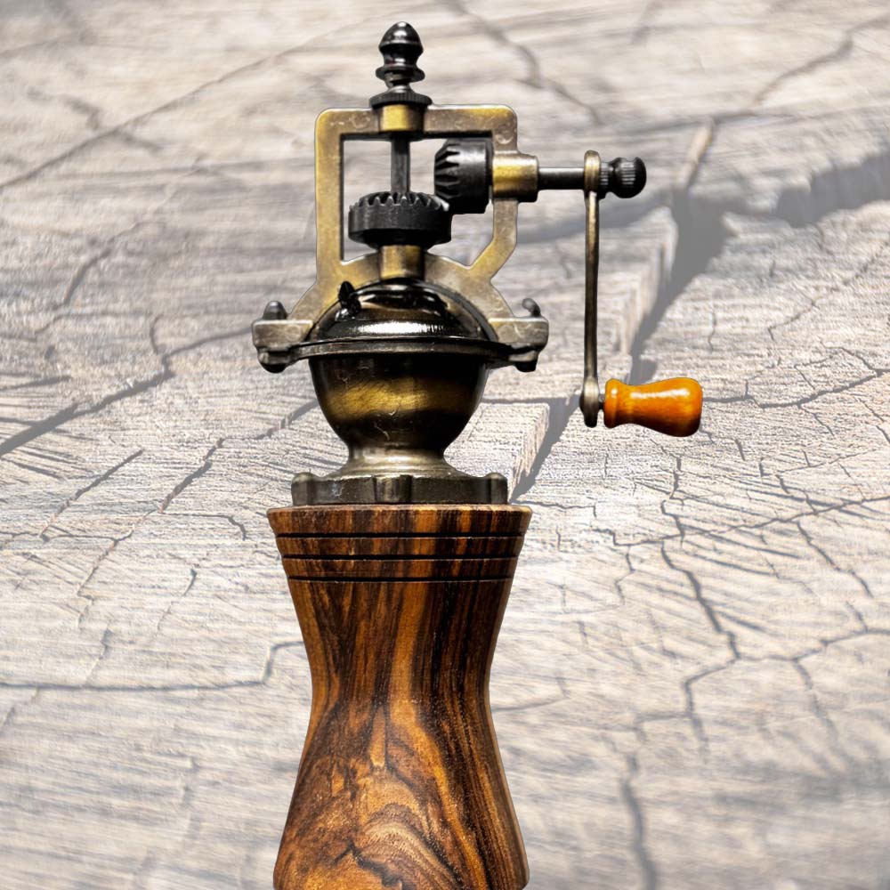 Pfeffermühlen, Pfeffermühle Cocobolo Bundle mit Sockel, Pfeffermühle und Salzmühle aus Olivenholz – Bundle, Pfeffermühle und Salzmühle aus Nussbaum – Bundle, Pfeffermühle RED DEVIL und Salzmühle – Bundle, Pfeffermühle aus Olivenholz, Rustikale Pfeffer- und Salzmühle aus Eiche, Pfeffer- und Salzmühle aus Eiche schwarz-weiss – Bundle, Pfeffermühle aus Oliven-Holz, Pfeffermühle aus Schwarznuss, Pfeffermühle und Salzmühle aus Olivenholz, Pfeffermühle Rezywood Pavone, Pfeffermühle Rezywo