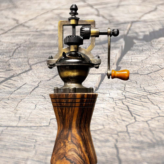Pfeffermühlen, Pfeffermühle Cocobolo Bundle mit Sockel, Pfeffermühle und Salzmühle aus Olivenholz – Bundle, Pfeffermühle und Salzmühle aus Nussbaum – Bundle, Pfeffermühle RED DEVIL und Salzmühle – Bundle, Pfeffermühle aus Olivenholz, Rustikale Pfeffer- und Salzmühle aus Eiche, Pfeffer- und Salzmühle aus Eiche schwarz-weiss – Bundle, Pfeffermühle aus Oliven-Holz, Pfeffermühle aus Schwarznuss, Pfeffermühle und Salzmühle aus Olivenholz, Pfeffermühle Rezywood Pavone, Pfeffermühle Rezywo