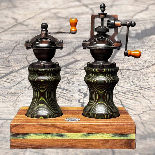 Pfeffermühlen, Pfeffermühle Cocobolo Bundle mit Sockel, Pfeffermühle und Salzmühle aus Olivenholz – Bundle, Pfeffermühle und Salzmühle aus Nussbaum – Bundle, Pfeffermühle RED DEVIL und Salzmühle – Bundle, Pfeffermühle aus Olivenholz, Rustikale Pfeffer- und Salzmühle aus Eiche, Pfeffer- und Salzmühle aus Eiche schwarz-weiss – Bundle, Pfeffermühle aus Oliven-Holz, Pfeffermühle aus Schwarznuss, Pfeffermühle und Salzmühle aus Olivenholz, Pfeffermühle Rezywood Pavone, Pfeffermühle Rezywo
