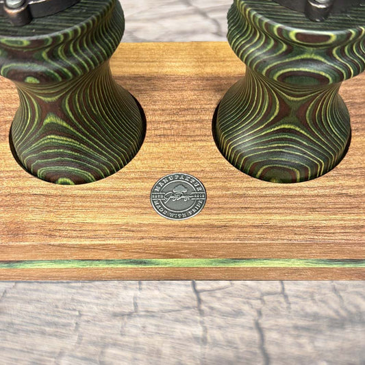 Pfeffermühlen, Pfeffermühle Cocobolo Bundle mit Sockel, Pfeffermühle und Salzmühle aus Olivenholz – Bundle, Pfeffermühle und Salzmühle aus Nussbaum – Bundle, Pfeffermühle RED DEVIL und Salzmühle – Bundle, Pfeffermühle aus Olivenholz, Rustikale Pfeffer- und Salzmühle aus Eiche, Pfeffer- und Salzmühle aus Eiche schwarz-weiss – Bundle, Pfeffermühle aus Oliven-Holz, Pfeffermühle aus Schwarznuss, Pfeffermühle und Salzmühle aus Olivenholz, Pfeffermühle Rezywood Pavone, Pfeffermühle Rezywo