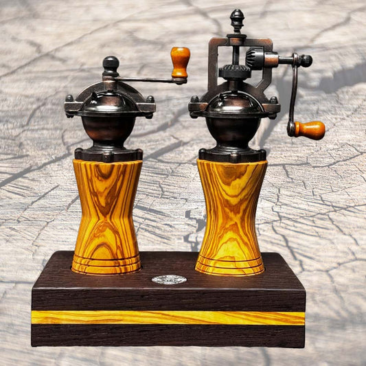Pfeffermühlen, Pfeffermühle Cocobolo Bundle mit Sockel, Pfeffermühle und Salzmühle aus Olivenholz – Bundle, Pfeffermühle und Salzmühle aus Nussbaum – Bundle, Pfeffermühle RED DEVIL und Salzmühle – Bundle, Pfeffermühle aus Olivenholz, Rustikale Pfeffer- und Salzmühle aus Eiche, Pfeffer- und Salzmühle aus Eiche schwarz-weiss – Bundle, Pfeffermühle aus Oliven-Holz, Pfeffermühle aus Schwarznuss, Pfeffermühle und Salzmühle aus Olivenholz, Pfeffermühle Rezywood Pavone, Pfeffermühle Rezywo