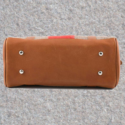 Reisetasche aus Schweizer Armeedecken, Geschenk, Geschenkidee, Manufaktur, Handgemacht, Swissmade, CH-Armee-Decken, Aktenmappe, Handtasche, Rucksack, Shopper, Tasche, Allroundtasche, Schultertasche, Umhängetasche, Laptoptasche, Schultertasche Vintage Look, Handytasche, Aktentasche, Bowling Bag, Unisex Allroundtasche, Reisetasche, Bowling-Umhängetasche, Schweizer Postsack, Beuteltasche, Shopper Post