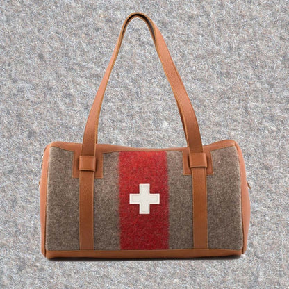 Reisetasche aus Schweizer Armeedecken, Geschenk, Geschenkidee, Manufaktur, Handgemacht, Swissmade, CH-Armee-Decken, Aktenmappe, Handtasche, Rucksack, Shopper, Tasche, Allroundtasche, Schultertasche, Umhängetasche, Laptoptasche, Schultertasche Vintage Look, Handytasche, Aktentasche, Bowling Bag, Unisex Allroundtasche, Reisetasche, Bowling-Umhängetasche, Schweizer Postsack, Beuteltasche, Shopper Post