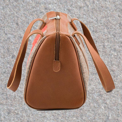 Reisetasche aus Schweizer Armeedecken, Geschenk, Geschenkidee, Manufaktur, Handgemacht, Swissmade, CH-Armee-Decken, Aktenmappe, Handtasche, Rucksack, Shopper, Tasche, Allroundtasche, Schultertasche, Umhängetasche, Laptoptasche, Schultertasche Vintage Look, Handytasche, Aktentasche, Bowling Bag, Unisex Allroundtasche, Reisetasche, Bowling-Umhängetasche, Schweizer Postsack, Beuteltasche, Shopper Post